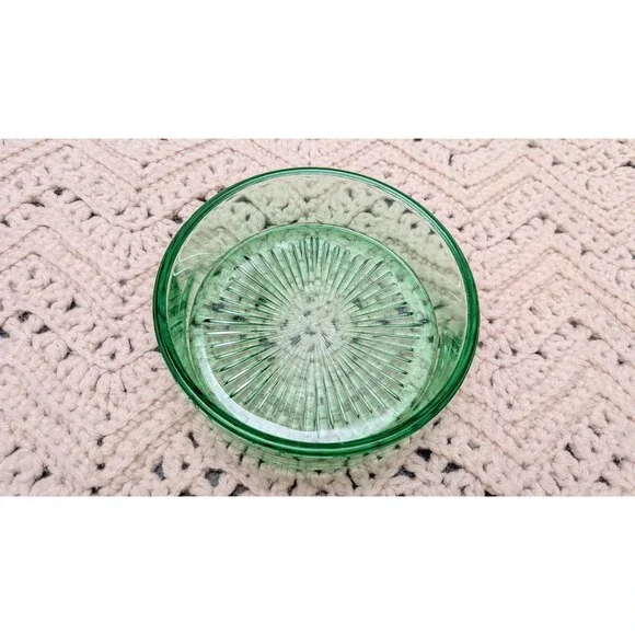 Vintage Green Uranium Glass Bowl Starburst Pattern Glows UV Blacklight 4.5 Inch - Picture 2 of 7
